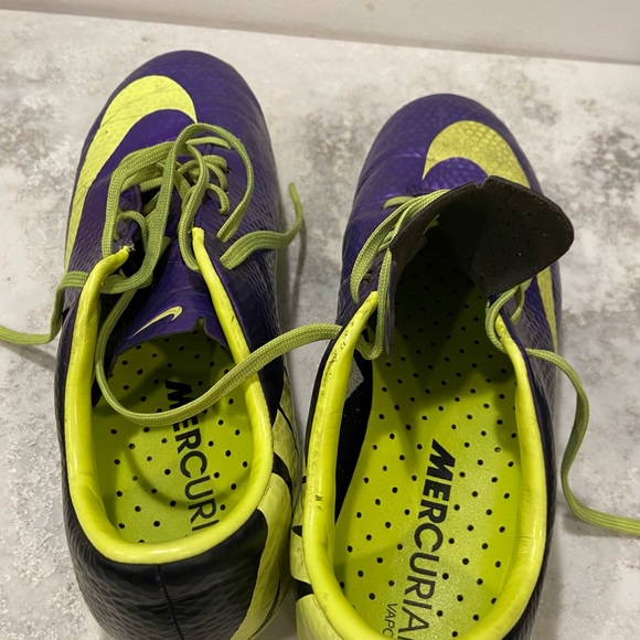 Nike Mercurial Vapour soccer cleats. 4Y Used with scuffing. - Picture 7 of 7